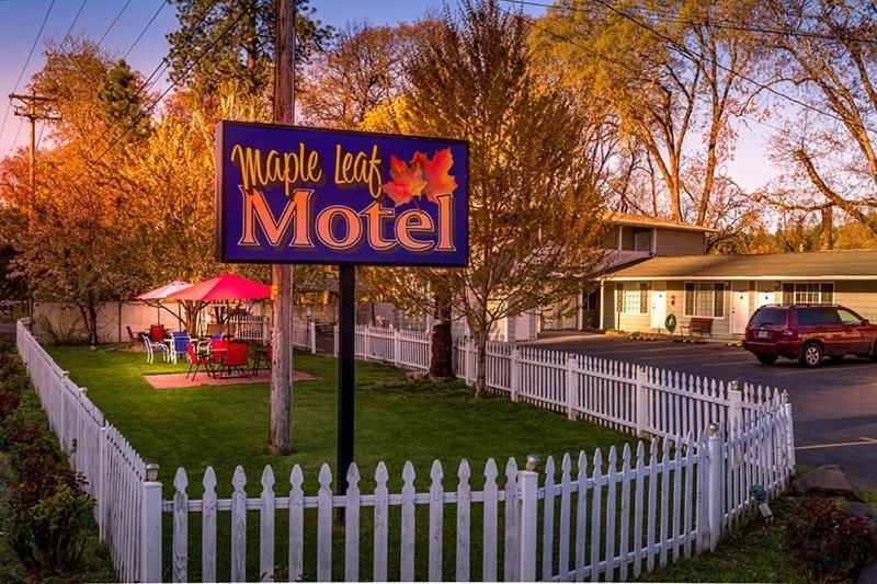 Maple Leaf Motel Shady Cove エクステリア 写真