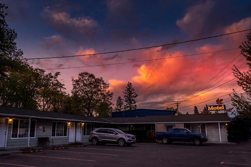 Maple Leaf Motel Shady Cove エクステリア 写真