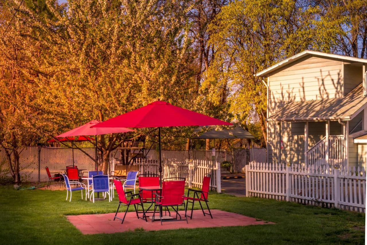 Maple Leaf Motel Shady Cove エクステリア 写真